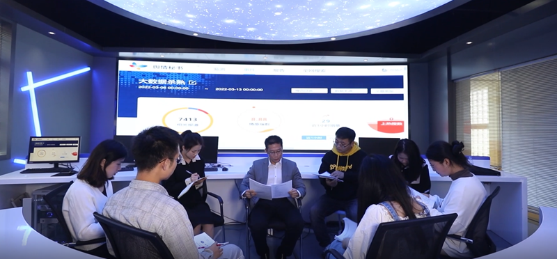 福建技術(shù)師范學院副院長陳志勇與學生在實驗室進行討論.png 福建技術(shù)師范學院副院長陳志勇與學生在實驗室進行討論.png