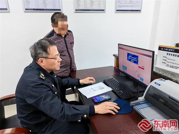 執(zhí)法員指導(dǎo)司機(jī)網(wǎng)上換證.jpg 執(zhí)法員指導(dǎo)司機(jī)網(wǎng)上換證.jpg