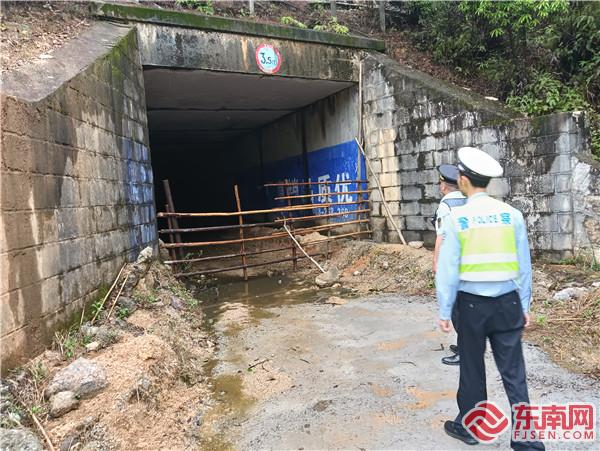 執(zhí)法員發(fā)現(xiàn)涵洞圈養(yǎng)牲畜.jpg 執(zhí)法員發(fā)現(xiàn)涵洞圈養(yǎng)牲畜.jpg