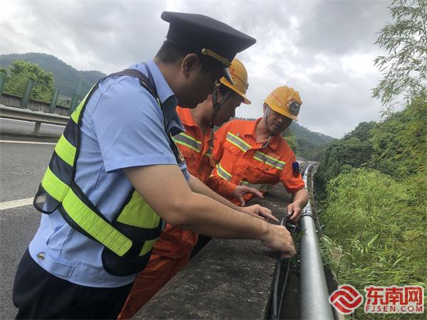 聯(lián)合排查橋梁外掛線纜.jpg