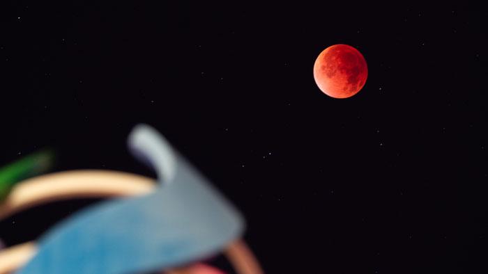 月全食現(xiàn)身夜空