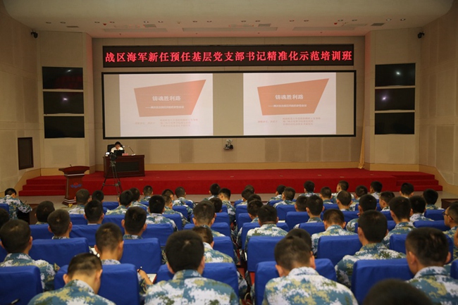 洪武子在為海軍官兵講解古田會(huì)議精神。 古田會(huì)議紀(jì)念館供圖